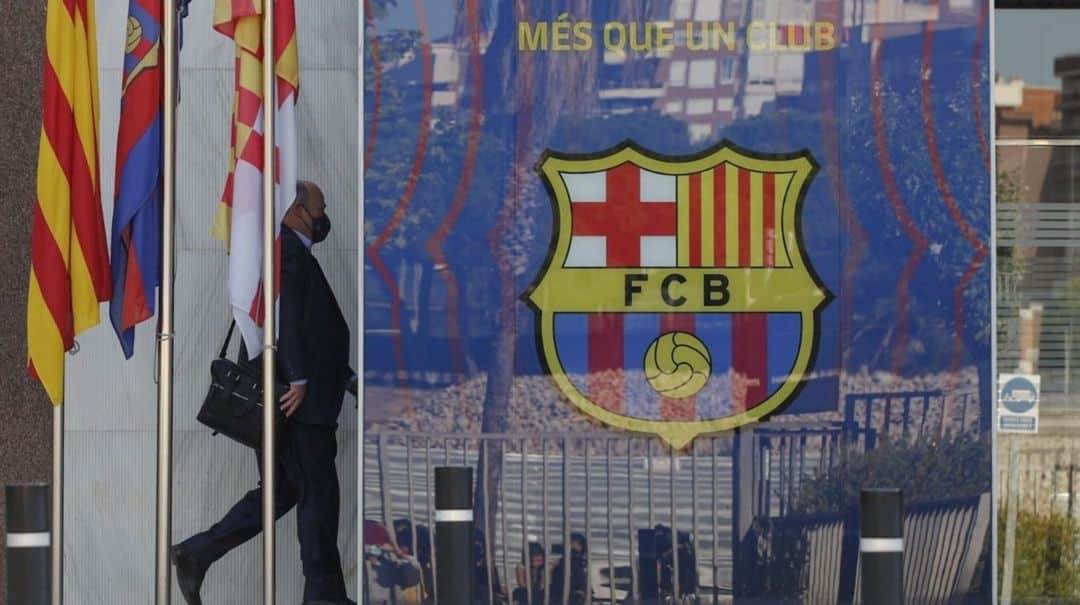 Estalló el BarçaGate: allanan las oficinas del club