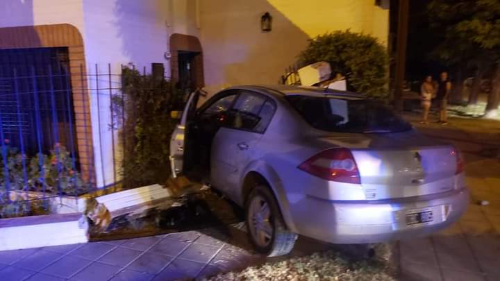 Chocó contra una casa y se fue corriendo