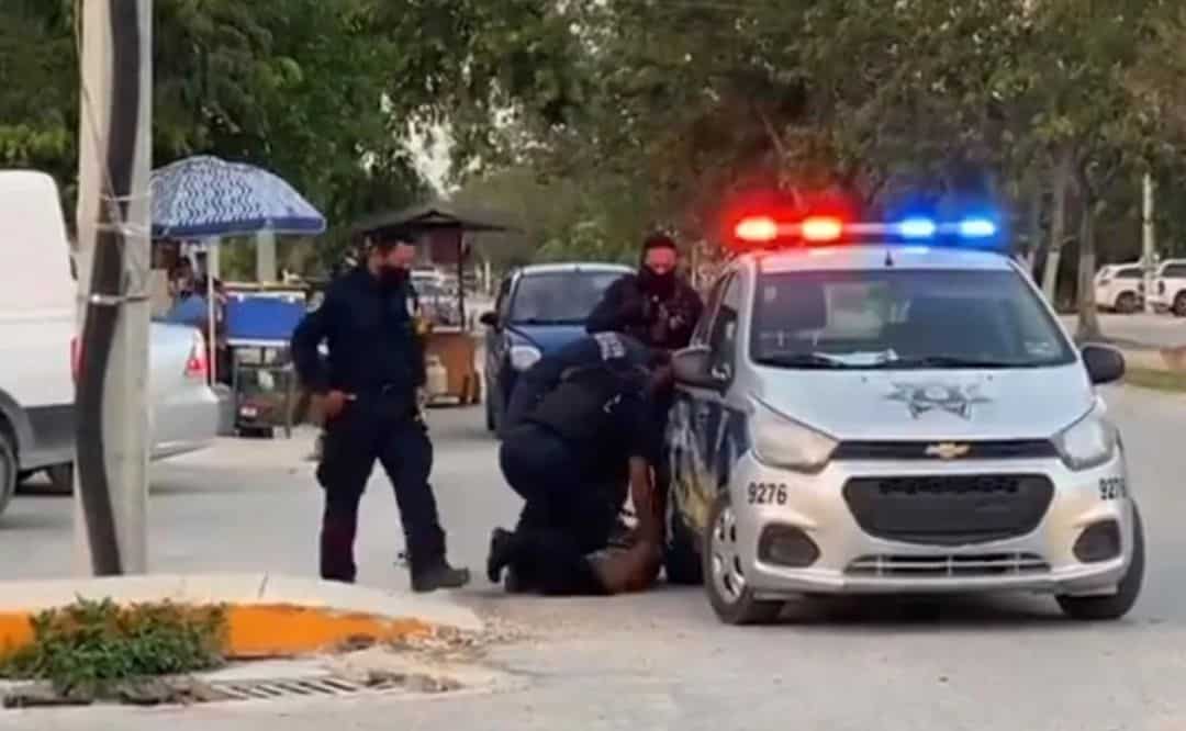 México: un policía asfixió con la rodilla a una mujer hasta matarla y generó una ola de protestas