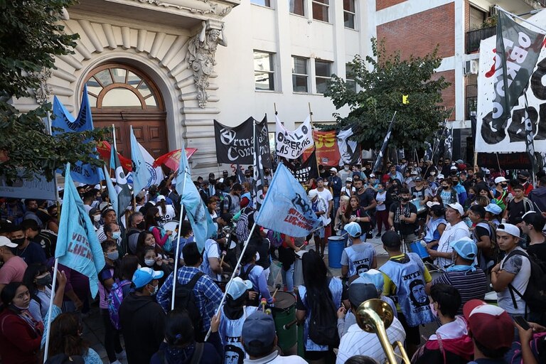 Piqueteros entraron al Ministerio de Educación: se robaron bicicletas y vandalizaron el edificio