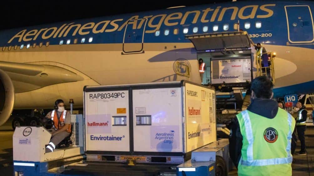 Parte otro vuelo de Aerolíneas a China para buscar más vacunas Sinopharm