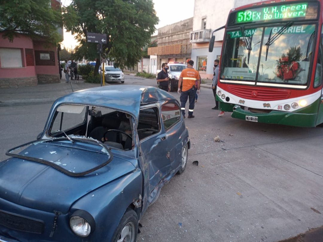 Un colectivo embistió un Fiat 600 y la conductora del auto terminó en el hospital