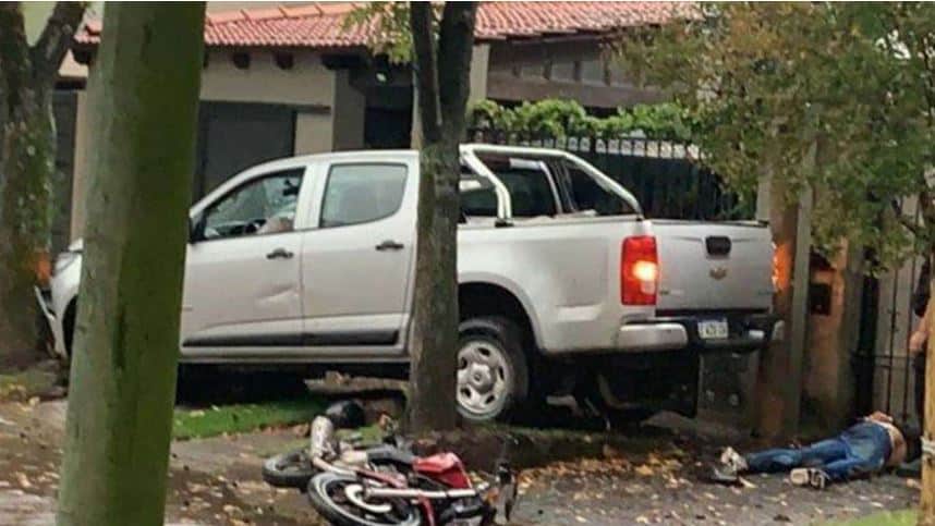 Un hombre persiguió a dos motochorros que le hicieron una salidera: los atropelló con su camioneta y mató a uno de ellos