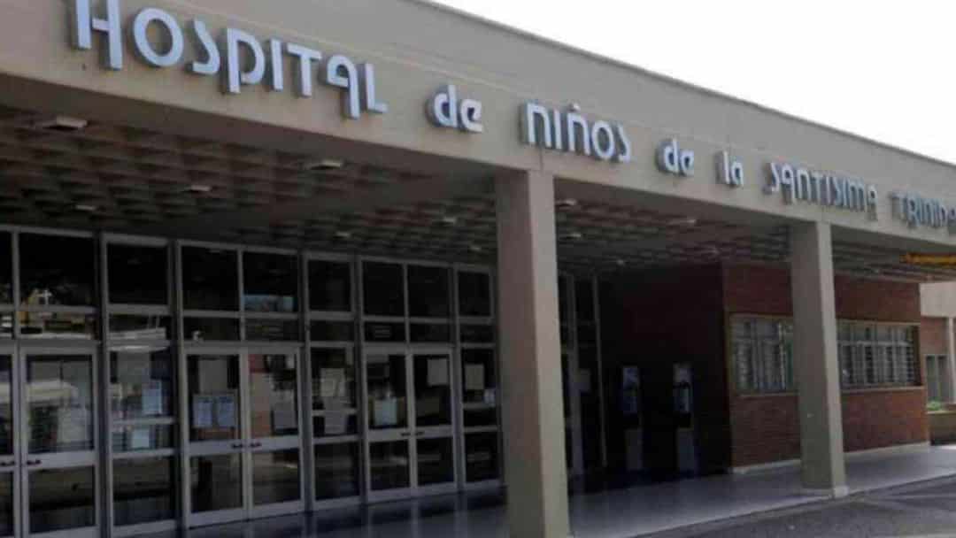 Un joven que acababa de salir de la cárcel discutió con su madre y le clavó un tenedor en la cabeza a su hermanito de 8 meses