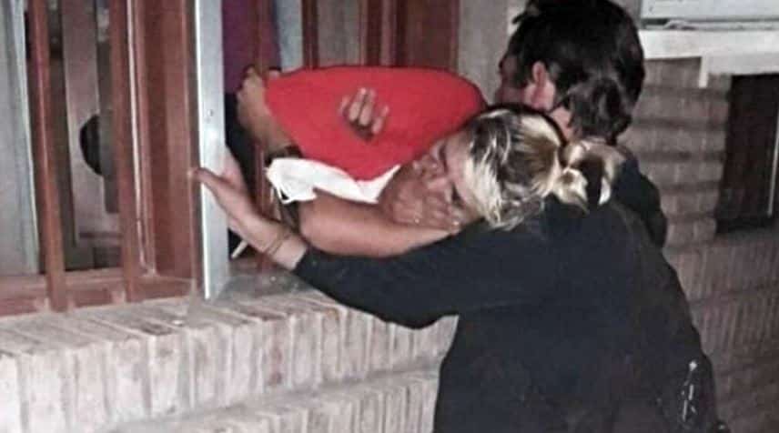 Una ladrona embarazada entró a robar y quedó atascada en una reja