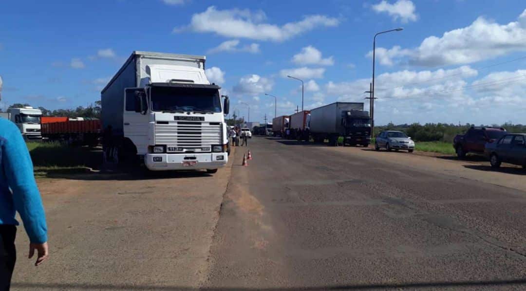 Camioneros bloquea Paso de los Libres y pide flexibilidad en los testeos para ingresar a la Argentina