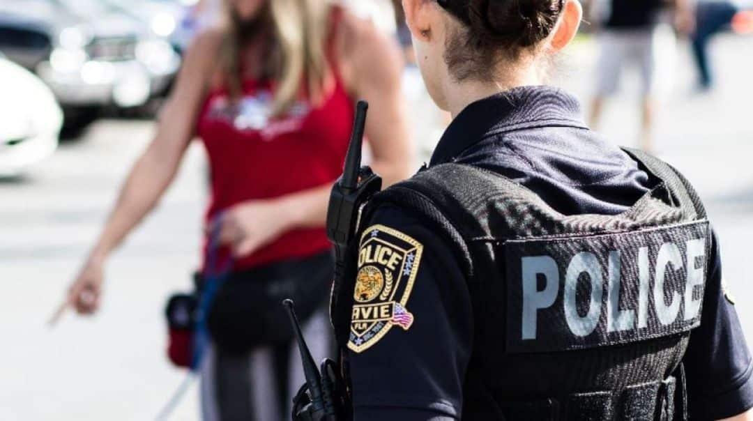 La Justicia de Entre Ríos condenó a un jefe policial que le había ordenado a una exagente ir a trabajar en “minifalda y colaless”