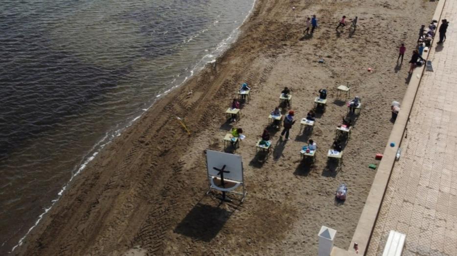 Una escuela dictó sus clases presenciales en la playa para evitar contagios de covid