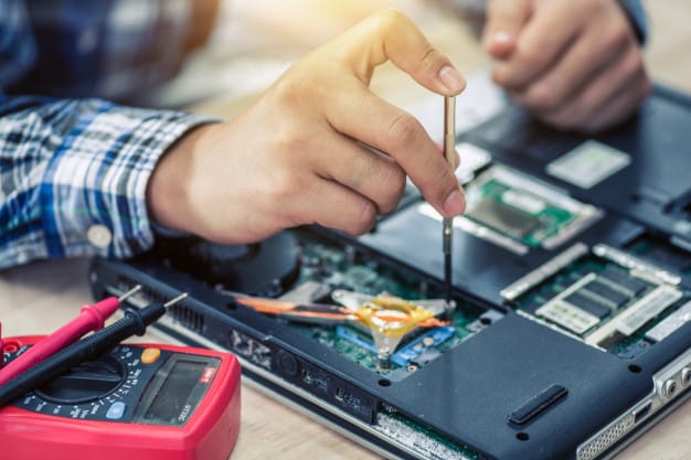 Voluntarios de la UNS solicitan computadoras o sus partes para reparar y donar a ONGs