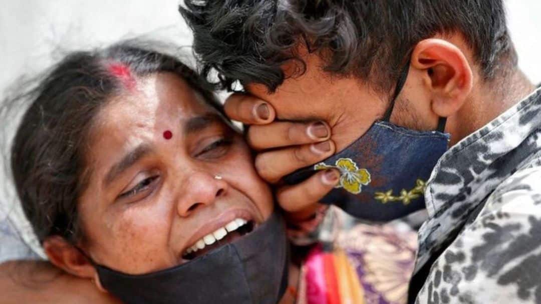 India y su tragedia sanitaria: más de 300 mil casos diarios de coronavirus desbordan los hospitales