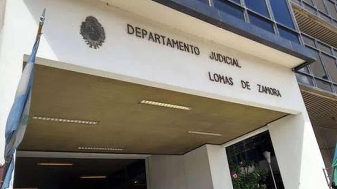 “Tiene la mitad del rostro quemado”: acusan a un joven de haber golpeado con una plancha a su novia en Lomas de Zamora