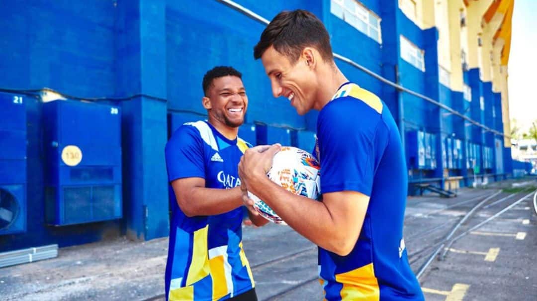 Boca presentó su nueva camiseta: un modelo que generó críticas en las redes y que cuesta 10 mil pesos