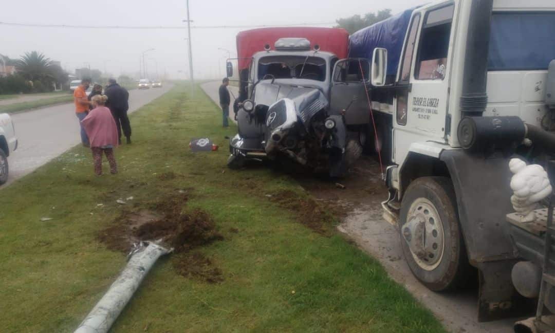 Un camión impactó y derribó una columna de alumbrado