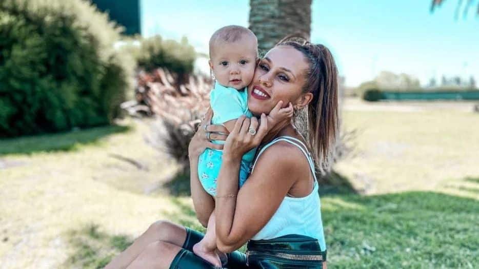 Barby Silenzi filmó los “primeros pasitos” de su hija Abril: “Bebota te amo”