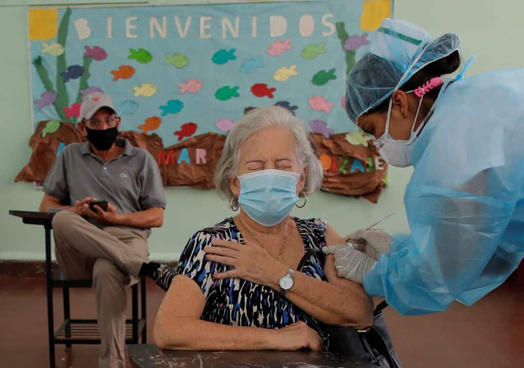 Más del 80% de las personas que se mostraron reacias a aceptar la vacuna contra el coronavirus cambió de opinión