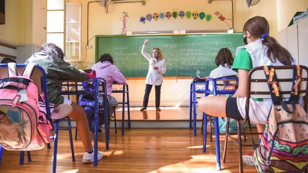 Adiós al “todes” en las escuelas de CABA: regularán el lenguaje inclusivo en las aulas
