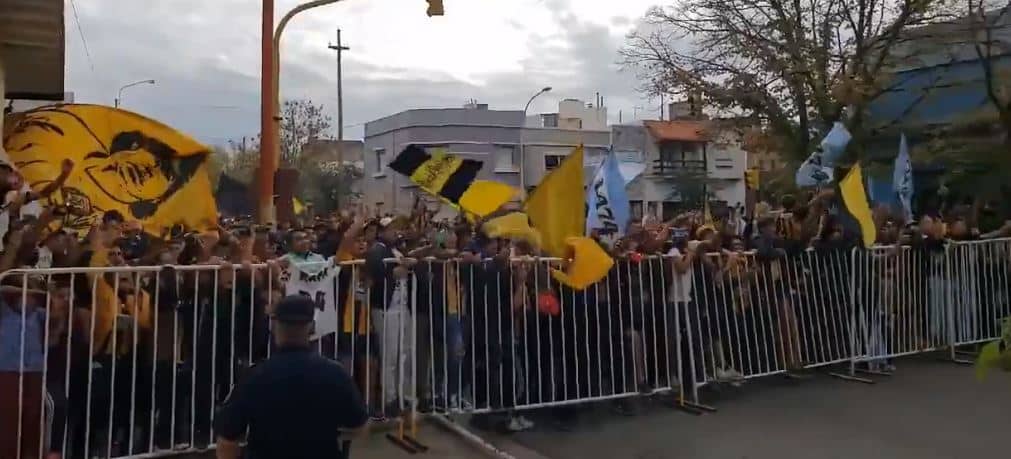 Polémica por el banderazo de hinchas de Olimpo luego de que Bahía Blanca fuera declarada en “alerta epidemiológica”