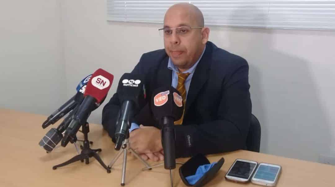 Un hombre le pegó a su novia con una caña de pescar, la obligó a correr desnuda por un campo y filmó todo