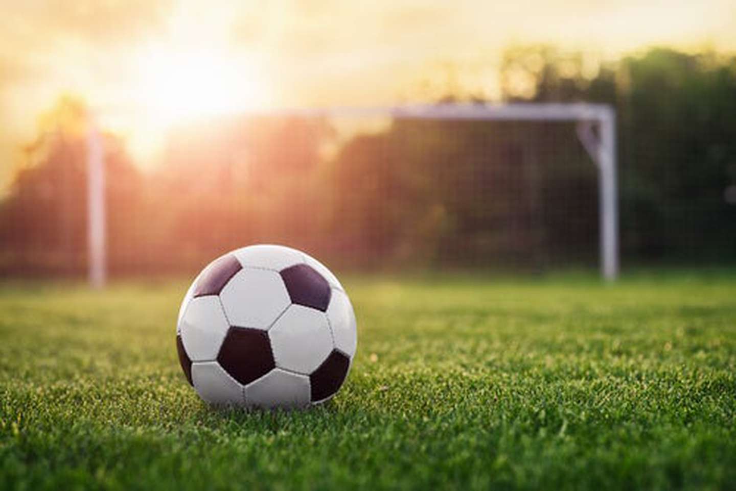 Un chico de 15 años erró un penal en un partido en Neuquén y sus compañeros le dieron una paliza brutal: “Una patada más y lo mataban”