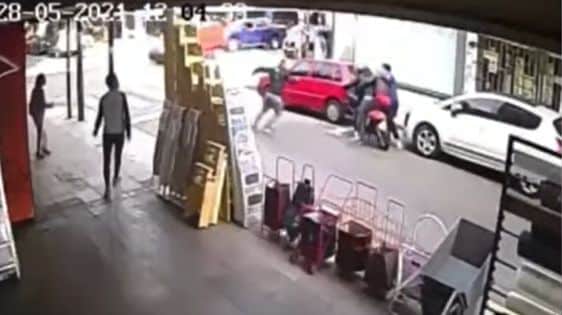 Patadas, gritos y hasta una maceta desde el balcón: así atraparon los vecinos a motochorros que robaron en comercios del centro