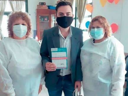 Un joven de 24 años sin antecedentes médicos se vacunó antes que su abuela de 88 años con diabetes