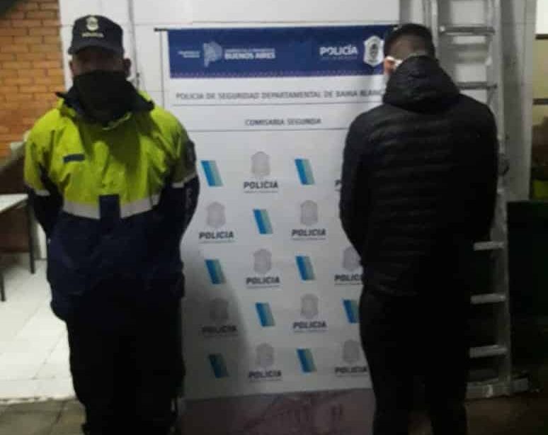Cumplía arresto domiciliario, se sacó la tobillera electrónica y le robó el auto a su pareja