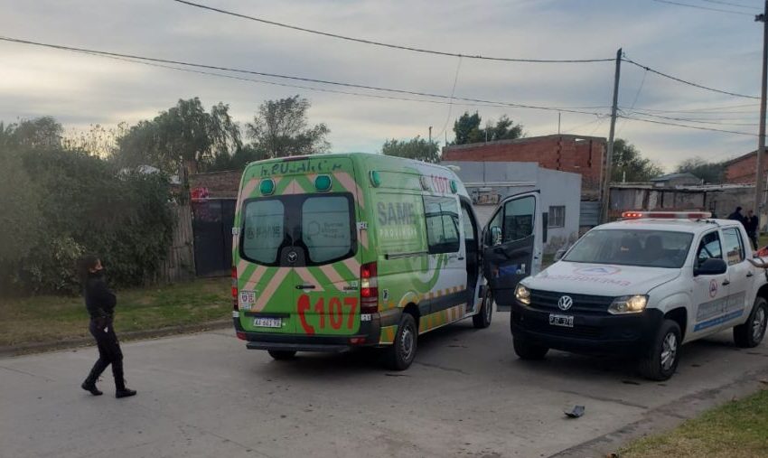 Una motociclistas sufrió un grave accidente al chocar contra una camioneta