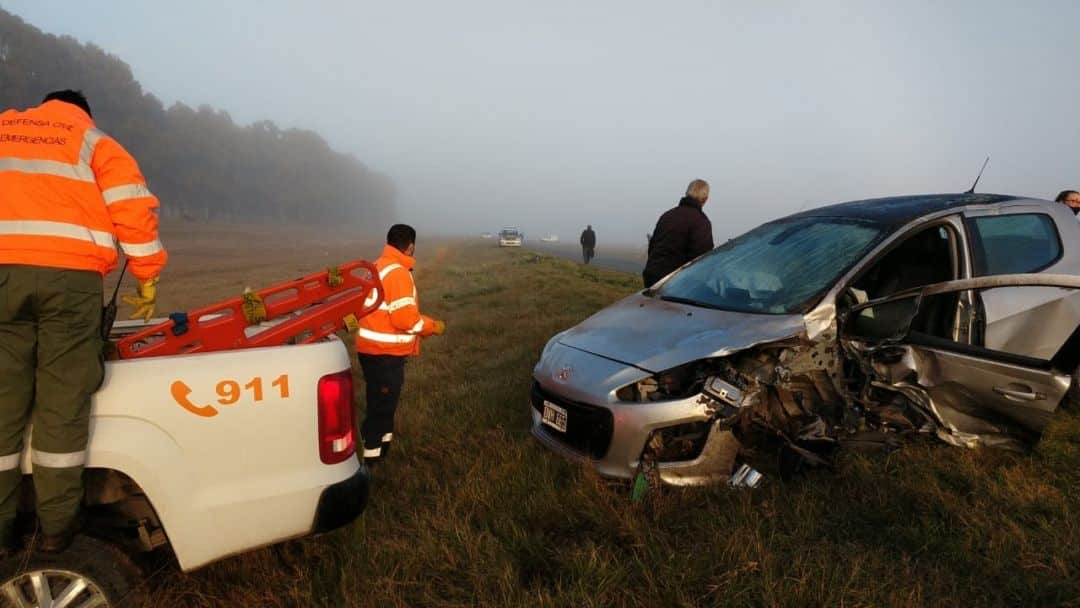 Fuerte choque entre dos autos en la ruta 51