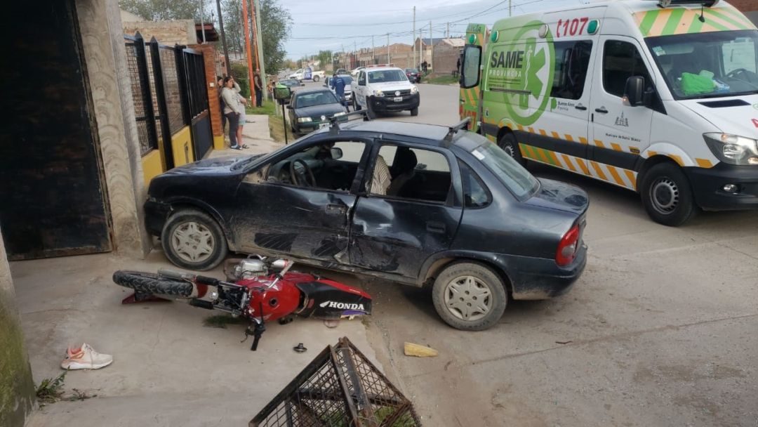 Dos jóvenes trasladados al hospital tras un fuerte accidente en Castelli al 3600