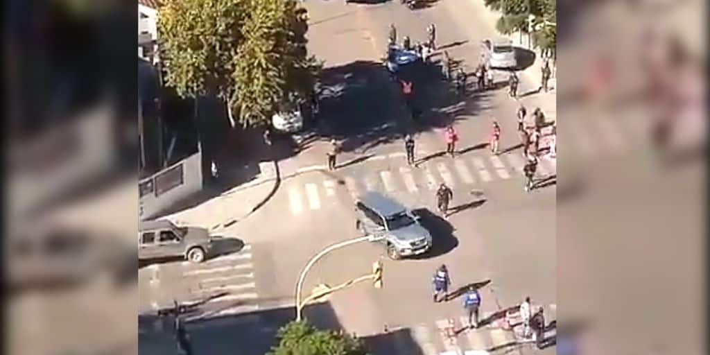Así se iba el Gobernador tras el reclamo de vecinos bahienses