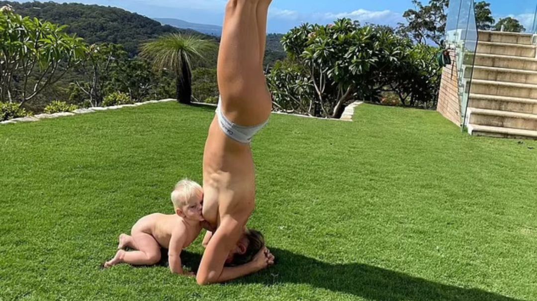 La campeona olímpica Torah Bright divide a las redes sociales amamantando a su hijo de 10 meses mientras hace la vertical