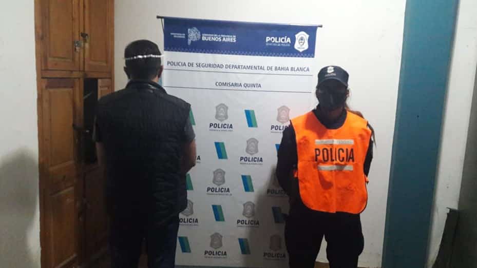Subió a la fuerza a su pareja al auto y la agredió