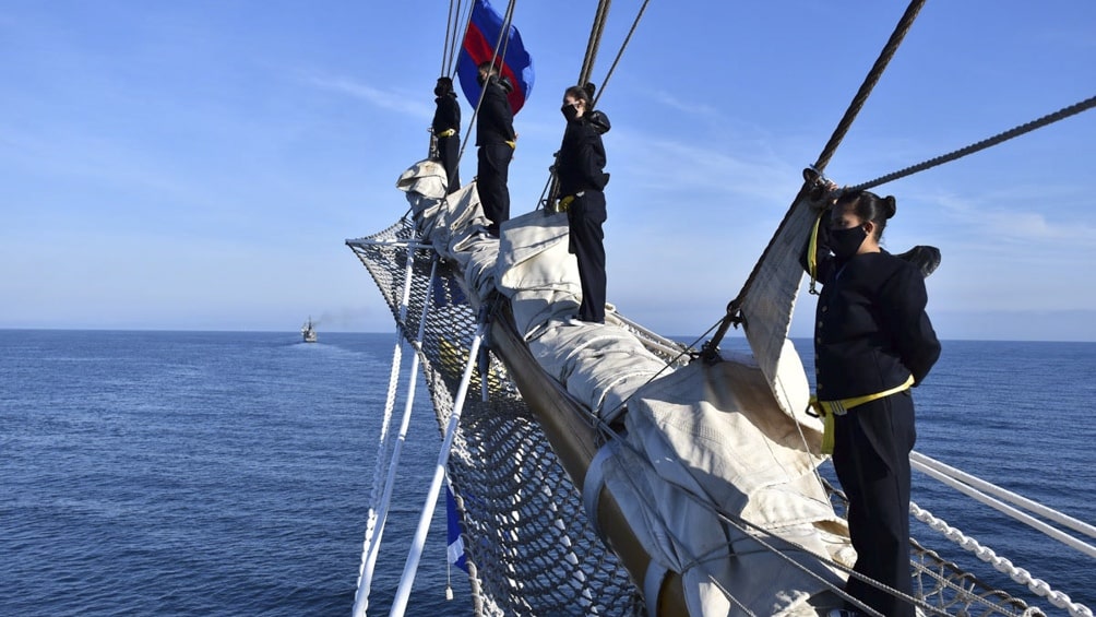 Homenaje de la Fragata Libertad a los caídos de Malvinas en Viedma