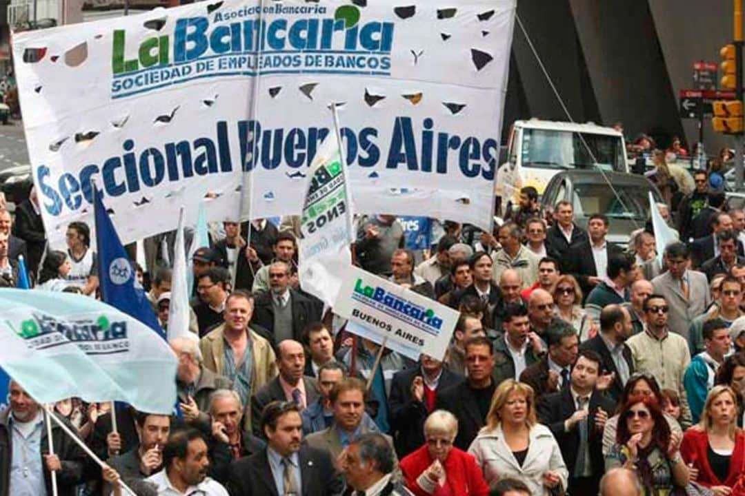 Bancarios lograron un aumento de 45% en la primera paritaria reabierta y crece la presión sobre el resto de las negociaciones