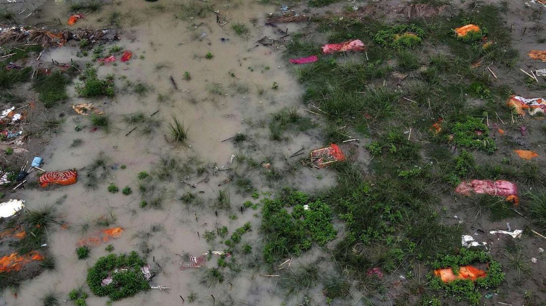 El lado más macabro de la pandemia en la India: la crecida del Ganges arrastra cientos de cuerpos de muertos por el coronavirus