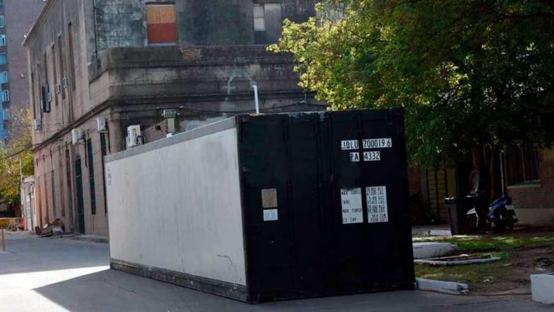 Instalaron una cámara frigorífica frente al mayor hospital de Santa Fe por si colapsa la morgue