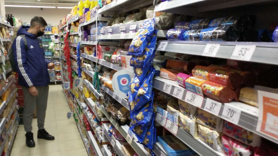 Tras criticar las promociones, el Gobierno recibe a supermercados con el foco en la inflación