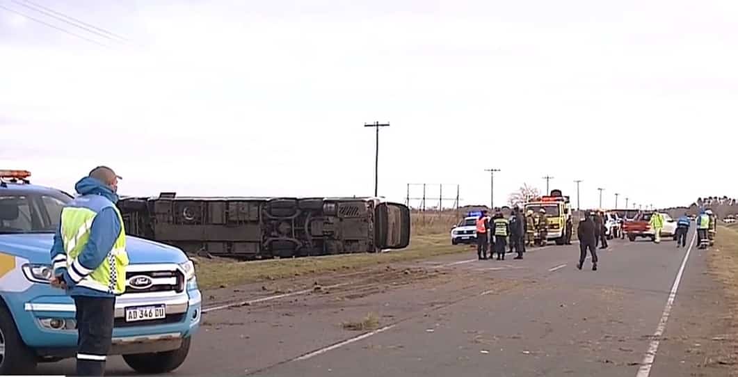 Volcó un micro de pasajeros en la Ruta 2: hay al menos dos muertos y 42 heridos