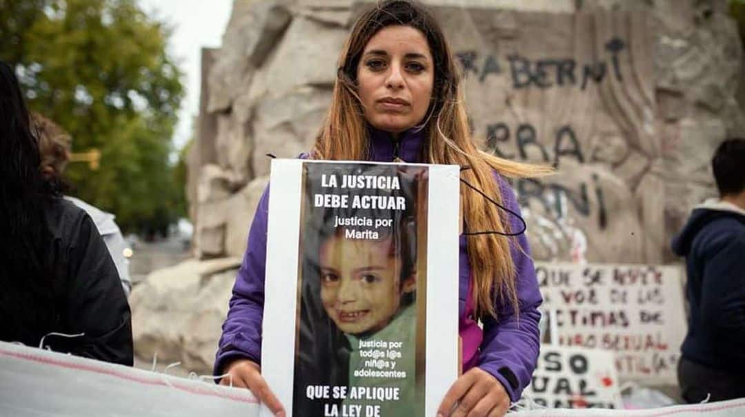“Mi papá es un pedófilo”: una mujer pegó dibujos de nenes abusados para que no dejen de investigar su denuncia por violación múltiple