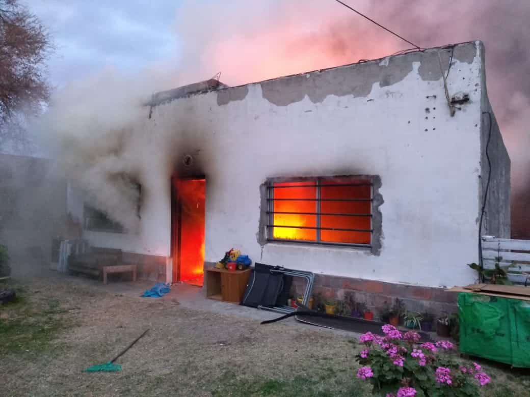 Una mujer sufrió quemaduras en su rostro al intentar salvar sus pertenencias de un incendio