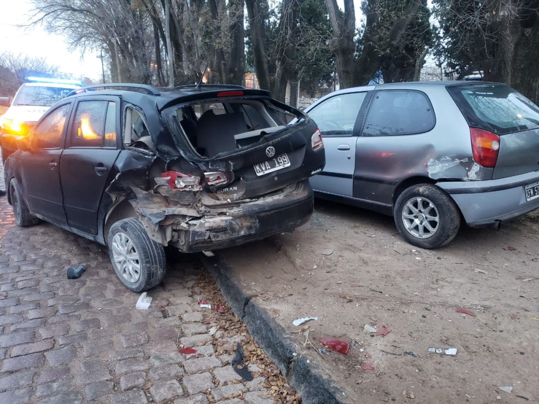 Perdió el control y chocó dos autos estacionados