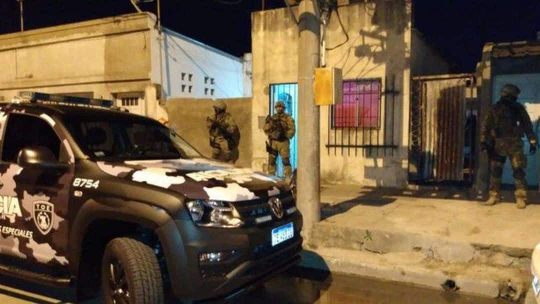 Dinero en efectivo, 190 kilos de marihuana, 9 armas de fuego: así cayó la banda de narcos, policías, abogados y empresarios que usurpaban inmuebles