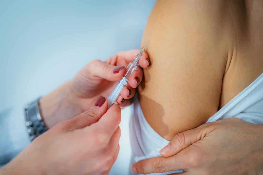 Una mujer fue vacunada contra el coronavirus con una jeringa vacía