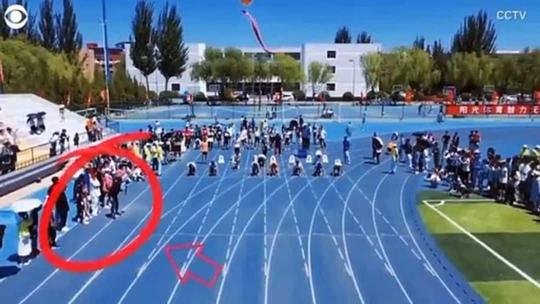 Inesperado protagonista: el camarógrafo corrió más rápido que los atletas en una carrera de 100 metros