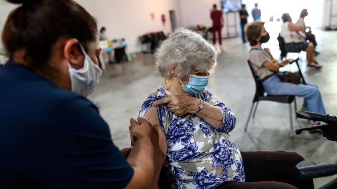 Covid-19: el gobierno bonaerense recomendó aplicarse los refuerzos de la vacuna ya que circula nueva variante