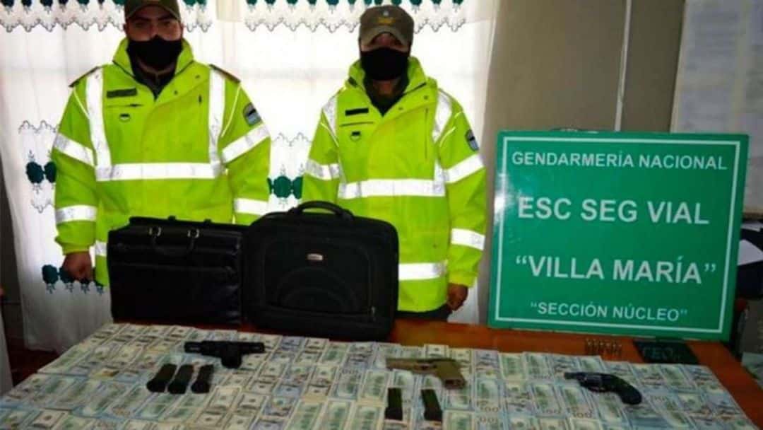 Un gendarme paró un auto para un control de rutina y cuando abrió el baúl descubrió un millón de dólares, armas y cuchillos