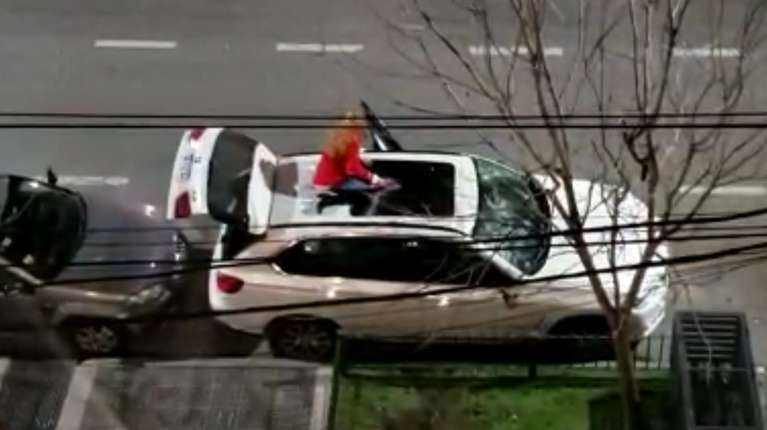 Escándalo en la comisaría y un amante trasladado de urgencia al hospital: la historia de la mujer que destrozó un auto con un matafuego en Santa Fe