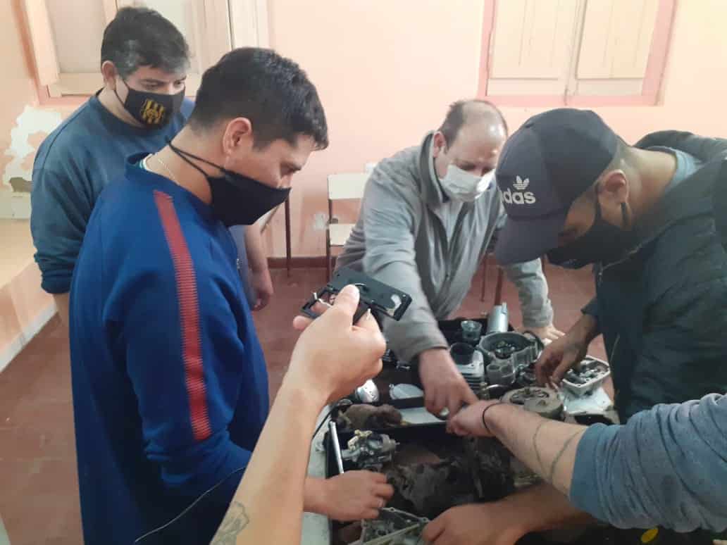 En la cárcel capacitan de manera virtual a los detenidos para la reparación de motos