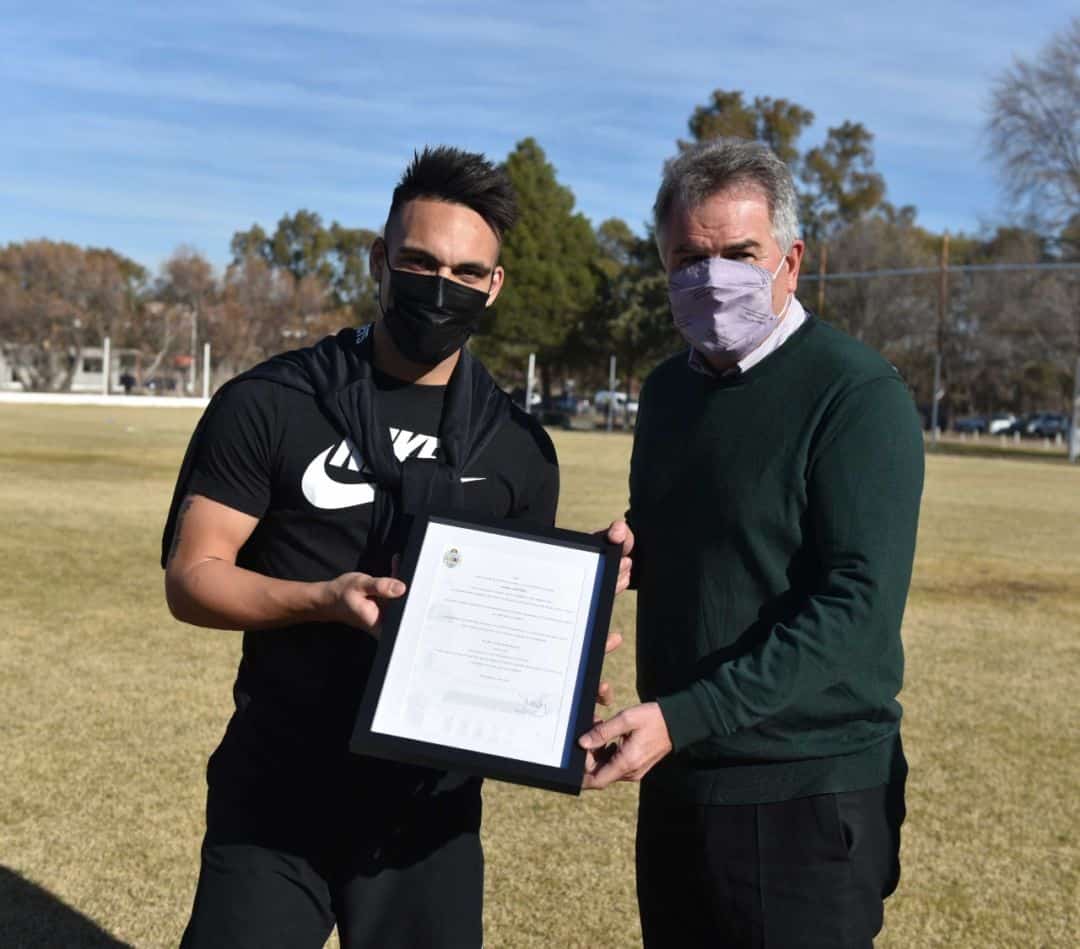 Gay le entregó un reconocimiento a Lautaro Martínez