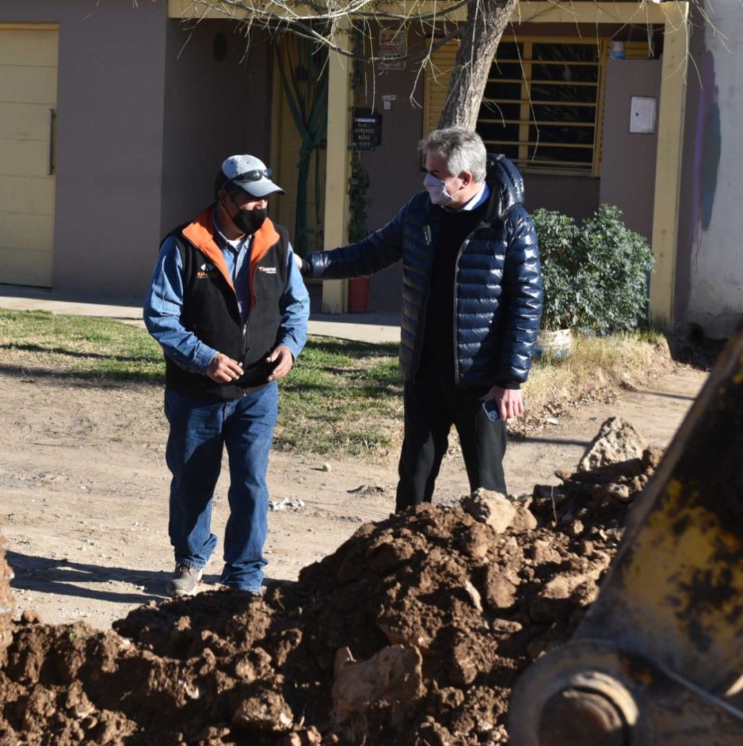 Gay supervisó el avance de las obras de desagües cloacales del barrio Los Horneros